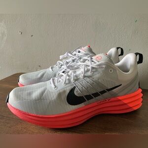 Nike Lunar Roam
Hot Lava